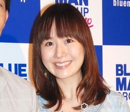43歳・山川恵里佳、寝まき姿で美脚スラリ　ベッドで魅せる“朝ルーティン”に「すっぴんも可愛い」「ドキドキします」