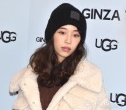 森川葵、ミニ丈＆ニーハイで美脚をチラ見せ