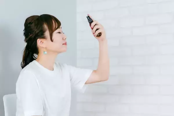 「乾燥するから崩れやすい」「マスクのせいでメイクが持たない」全部まとめて防ぐ“仕上げの一手”はメイクキープミスト
