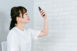 「乾燥するから崩れやすい」「マスクのせいでメイクが持たない」全部まとめて防ぐ“仕上げの一手”はメイクキープミスト