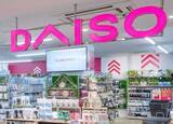「「DAISO」ロゴがNBAの舞台に　史上初…レイカーズ公式ダンス＆チアチームのユニフォームに採用　大創産業×レイカーズがパートナーシップ締結」の画像1