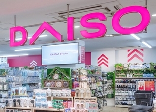 「DAISO」ロゴがNBAの舞台に　史上初…レイカーズ公式ダンス＆チアチームのユニフォームに採用　大創産業×レイカーズがパートナーシップ締結