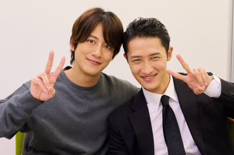 岩本照＆溝端淳平、『恋する警護24時』で緊迫の再会　熱演後は仲良く2ショット「信頼関係があるから、すごく楽しかった！」