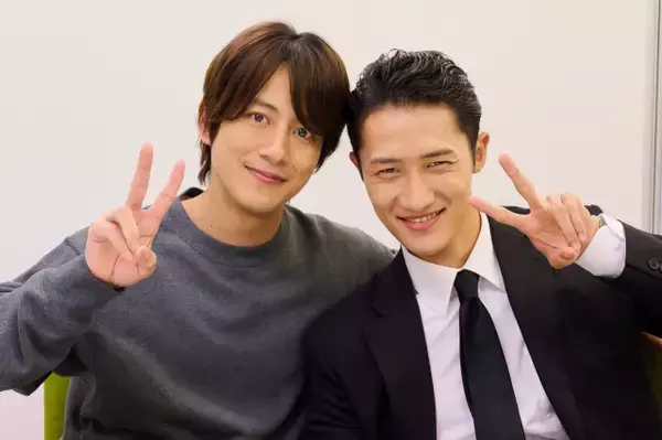 岩本照＆溝端淳平、『恋する警護24時』で緊迫の再会　熱演後は仲良く2ショット「信頼関係があるから、すごく楽しかった！」