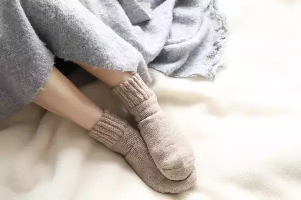 「暖かさがここまで続くとは！」“冷え性さん”におすすめのホカロン・まるでコタツなど人気のあったかソックス