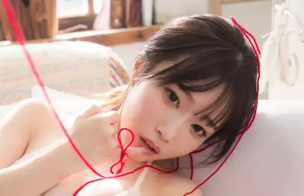 身長145cmの美ボディアイドル・岸みゆ、解散目前の#ババババンビでの担当色「赤」にこだわるグラビアを展開「毛糸まみれになったり」