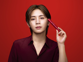 山田涼介、真紅のバラをまといドラマチックな大人の世界を表現　『MAYBELLINE NEW YORK』年間キャンペーン第2弾