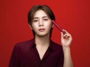 山田涼介、真紅のバラをまといドラマチックな大人の世界を表現　『MAYBELLINE NEW YORK』年間キャンペーン第2弾