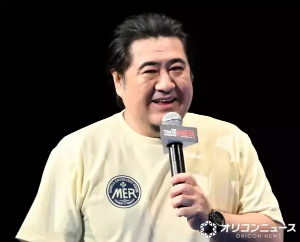 小手伸也、登壇予定ナシの『TOKYO MER』舞台あいさつサプライズで登場　鈴木亮平「まさか副チーフが来てくれるとは！」