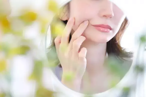 「繰り返すひび割れ」「その場しのぎはもう限界」しぶとい唇の荒れを改善する“第3類医薬品リップ”