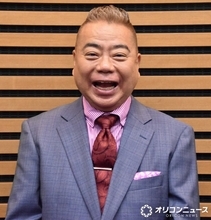出川哲朗、トロフィーショットで“受賞”報告　テレ東『充電旅』、台湾ロケの内容が「台湾観光貢献賞」