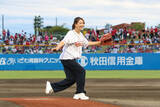 「41歳・加藤夏希、故郷・秋田で“豪快フォーム”始球式　その美ぼうに反響「夏希さんカワイイ！」「『エコエコアザラク』の頃から何も変わってないのがすごい」」の画像1
