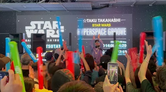「スター・ウォーズの日」熱狂は続く　渋谷で大型展示＆コラボカフェで“青いミルク”など“銀河メシ”も