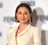 「米倉涼子、“指先まで神々しい”バレリーナ姿に絶賛の声「隅から隅まで抜かりなく美しい」「彫刻のよう」」の画像1