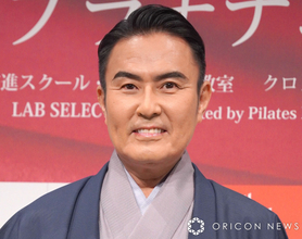 慶應卒の歌舞伎俳優・市川右團次、愛息子とプールで仲良しダンスを披露「素敵な親子」「わぁーとても楽しそう」
