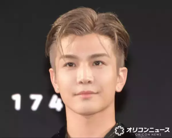 岩田剛典、“3歳ごろからの幼馴染”との2ショット公開　幼少期から現在までの思い出写真に反響「エモすぎる」