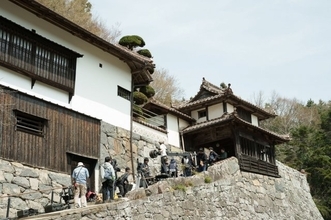 『八つ墓村』おなじみの屋敷をドローンで撮影　岡山・広兼邸の特別映像公開、手すりなどはCGで処理