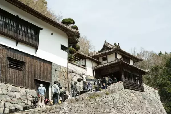 『八つ墓村』おなじみの屋敷をドローンで撮影　岡山・広兼邸の特別映像公開、手すりなどはCGで処理