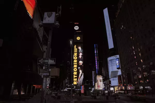 注目集める4人組バンド・レトロリロン、NYタイムズスクエアに巨大広告登場　米津玄師、King Gnuらに続く快挙