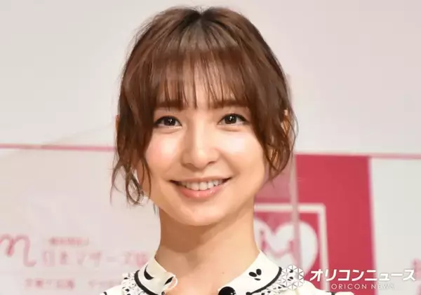 篠田麻里子、小学生を迎えた長女と記念撮影　桜の木の下での親子2ショットに反響「もうそんなに大きくなってたのね」「めっちゃいい写真」