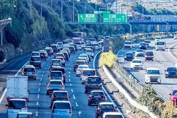 高速道路で渋滞中、「パパ！高速道路にヒトが歩いているよ」　首都高での実話を紹介