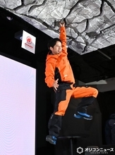 岡田准一、脅威の身体能力　オーバーハングでぶら下がる「ぜひ岡田のゴールを目指して挑戦して」