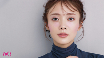 櫻坂46田村保乃、「2点チーク」企画で魅せた“別人格の2面性”　『VOCE』12月号に登場