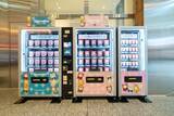 「【きょうから】東京・丸の内に「ちいかわ」の自動販売機が登場　ぬいぐるみ＆フィギュアが購入可能」の画像1