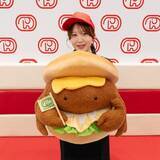 「「ドムドムハンバーガー」くじ、第2弾が登場中　商品化してほしい第1位『丸ごと!!カニバーガー』が40センチのぬいぐるみに」の画像1