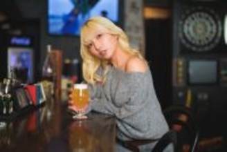 コスプレイヤー・グラビアモデルの霜月めあが後輩バーテンダーを誘惑　全カット撮り下ろしの写真展を実際のバーで開催