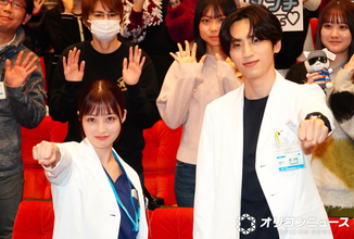 橋本環奈、男性共演者にメロメロ「尊い！」　手でハートを作ってアピールも