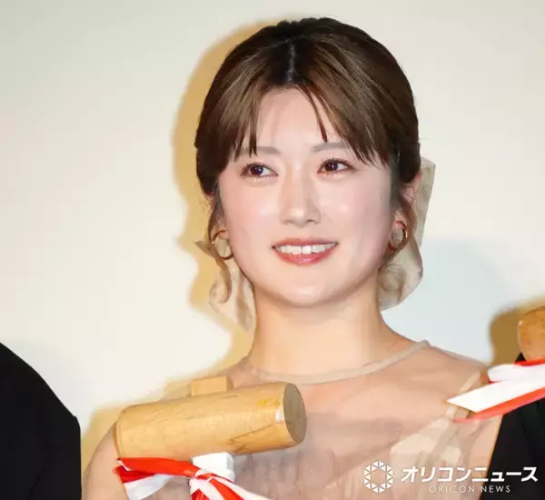 「元乃木坂46樋口日奈、透け感ヌーディーカラーワンピースで登壇　荒木飛羽との撮影の裏側明かす」の画像