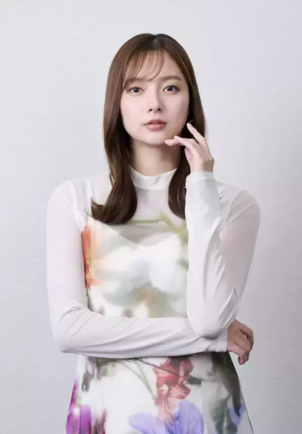 新川優愛、“人気俳優”役で主演「複雑な人間関係や過去の想いなどを表現していけたら」朝日奈央とテレ東ドラマ『妻を引退します』