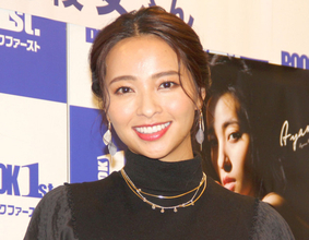 「鼻血覚悟です」水崎綾女、濡れた肉感的な“完熟ボディ”グラビア公開で反響「たまらんなぁ〜」