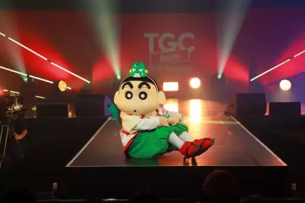 『クレしん』野原しんのすけ「TGC teen」登場　初ランウェイで観客のお姉さんに興奮「オラってにんきもの〜！」