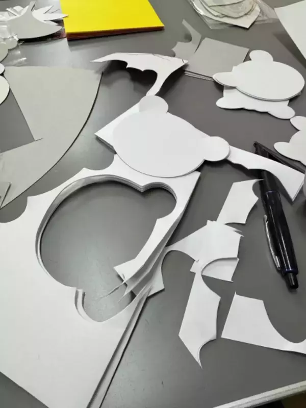 切り絵上手、マッチョな肉体美の幼稚園教諭…豪快な“画用紙6枚重ね切り”「得意な理由は、筋肉でぶった斬るから」