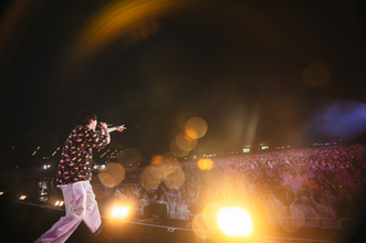 sumika『ロッキン』大雨の中でも力強い言葉で観客を肯定「今日ここに来てくれたあなたの選択を大正解にする」【ライブレポート】