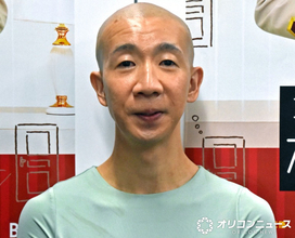 流行語ノミネートも話題のひょうろく、女性と腕組みダンディーな“デート風”撮影カットに反響「かっけぇ～」「似合ってます」　『東京カレンダー』1月号に登場