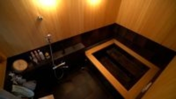 温泉旅館をイメージした浴室…　壁はヒノキに　吹き抜けステージ階段があるスゴイ家　12日放送『となりのスゴイ家』