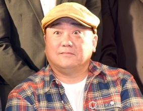 2児の父・山本圭壱、1歳長女が初めてのプロ野球観戦　カープユニでほほ笑ましい親子ショット公開「2人とも仲良しで可愛い」「めちゃくちゃ楽しんでる」