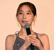 田中みな実、亀梨和也と結婚＆妊娠発表後初の公の場　報道陣の祝福に笑顔で「ありがとうございます」