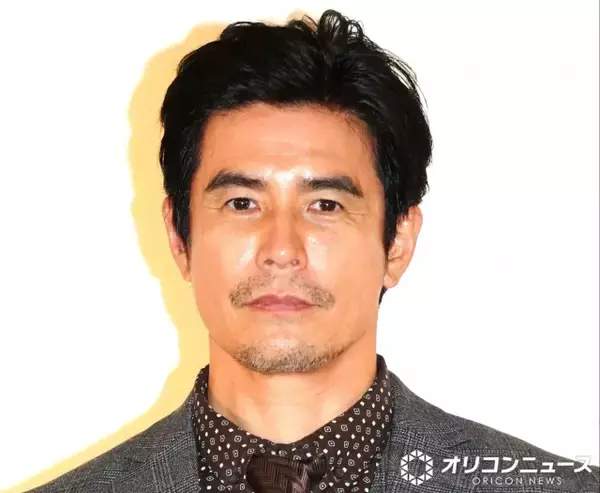 51歳・伊藤英明、顔面毛だらけ…シュールなヘアカット動画にネット爆笑「仕事の疲れがぶっ飛びました」「演技力の無駄使い」