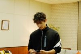 Snow Man・岩本照「ほぼ俺だった（笑）」撮影中に素顔がポロリ？　なにわ男子・藤原丈一郎＆今野浩喜と語る『恋する警護24時』裏側