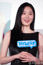 『イカゲーム2』話題のウォン・ジアン、超ミニ丈衣装で登場　新作では小道具を自ら制作