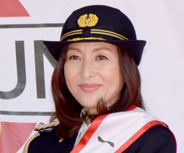 56歳・かとうれいこ、衝撃の“美谷間”に反響「目が離せません」「透明感やば」「安定の美しさ」