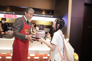 舘ひろし、名古屋凱旋でポップコーン配布　赤エプロン姿でサプライズ接客「意外と時間がかかった（笑）」
