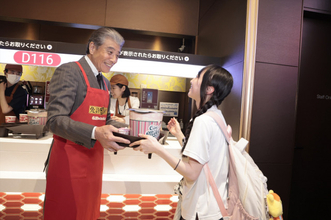 舘ひろし、名古屋凱旋でポップコーン配布　赤エプロン姿でサプライズ接客「意外と時間がかかった（笑）」