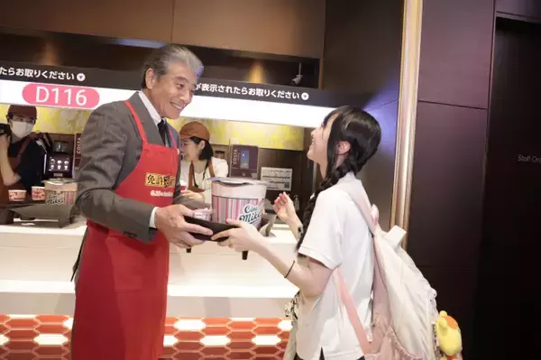 舘ひろし、名古屋凱旋でポップコーン配布　赤エプロン姿でサプライズ接客「意外と時間がかかった（笑）」