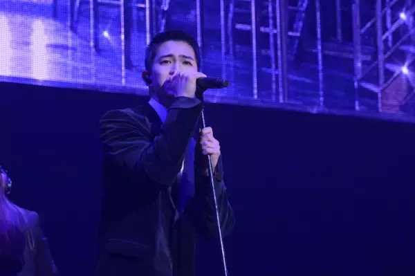 甲斐翔真が圧巻のミュージカルメドレー披露　Diosとともにアミューズ株主総会に出演