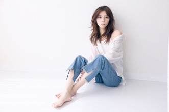 芳根京子、自身初となるカレンダー発売「“今、皆さんに見てもらいたい私”をぎゅぎゅっと詰め込みました」 愛してやまないペット・フェレットとの共演も